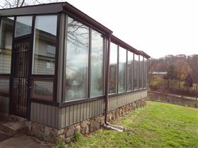 Windows on all 3 sides and roof.: 