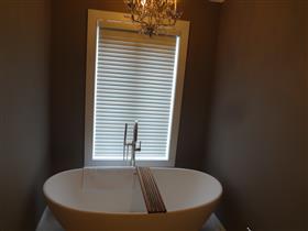 Soaker tub: 